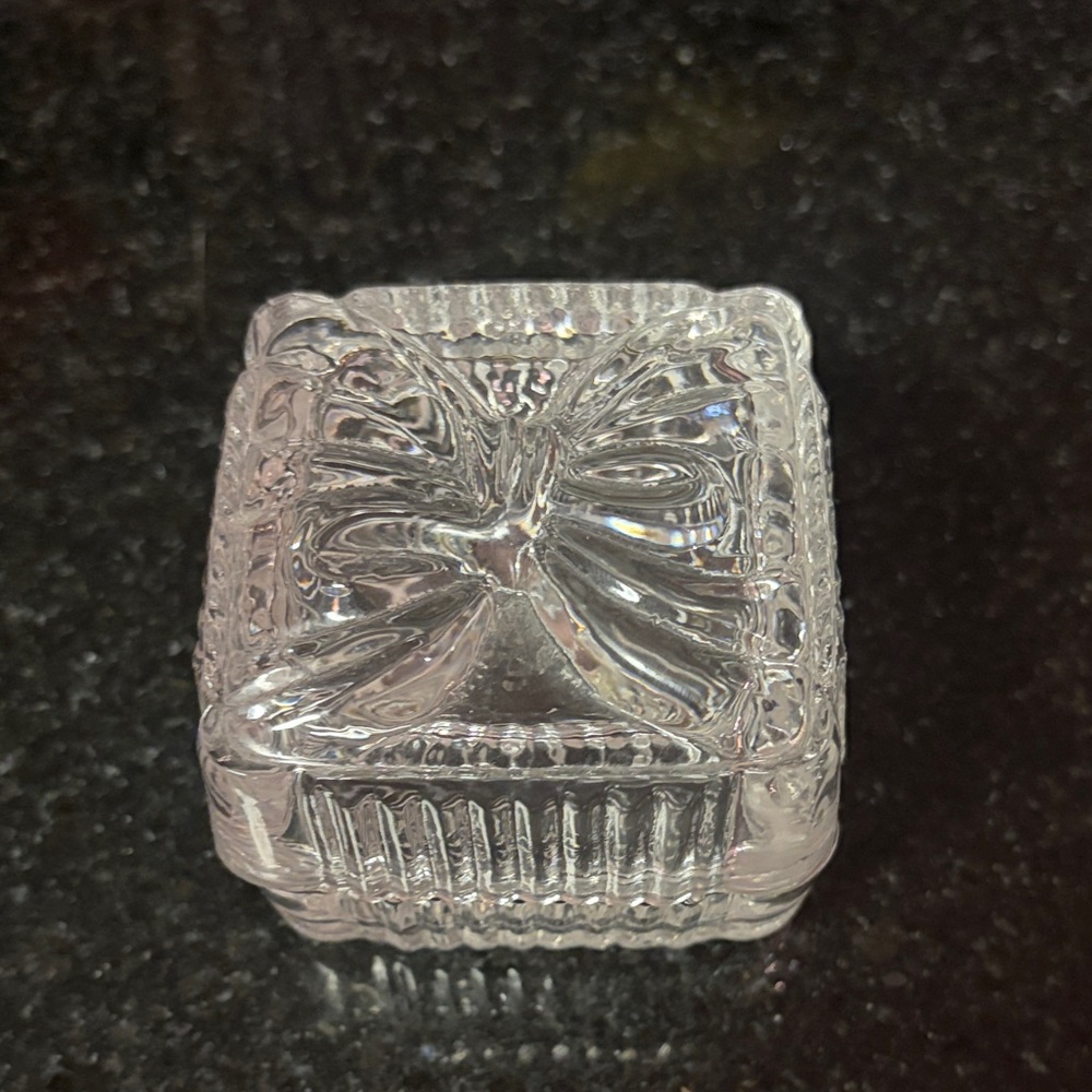 Industries Crystal Clear 24% Lead Crystal Bow Trinket Box EUC - Picture 6 of 6